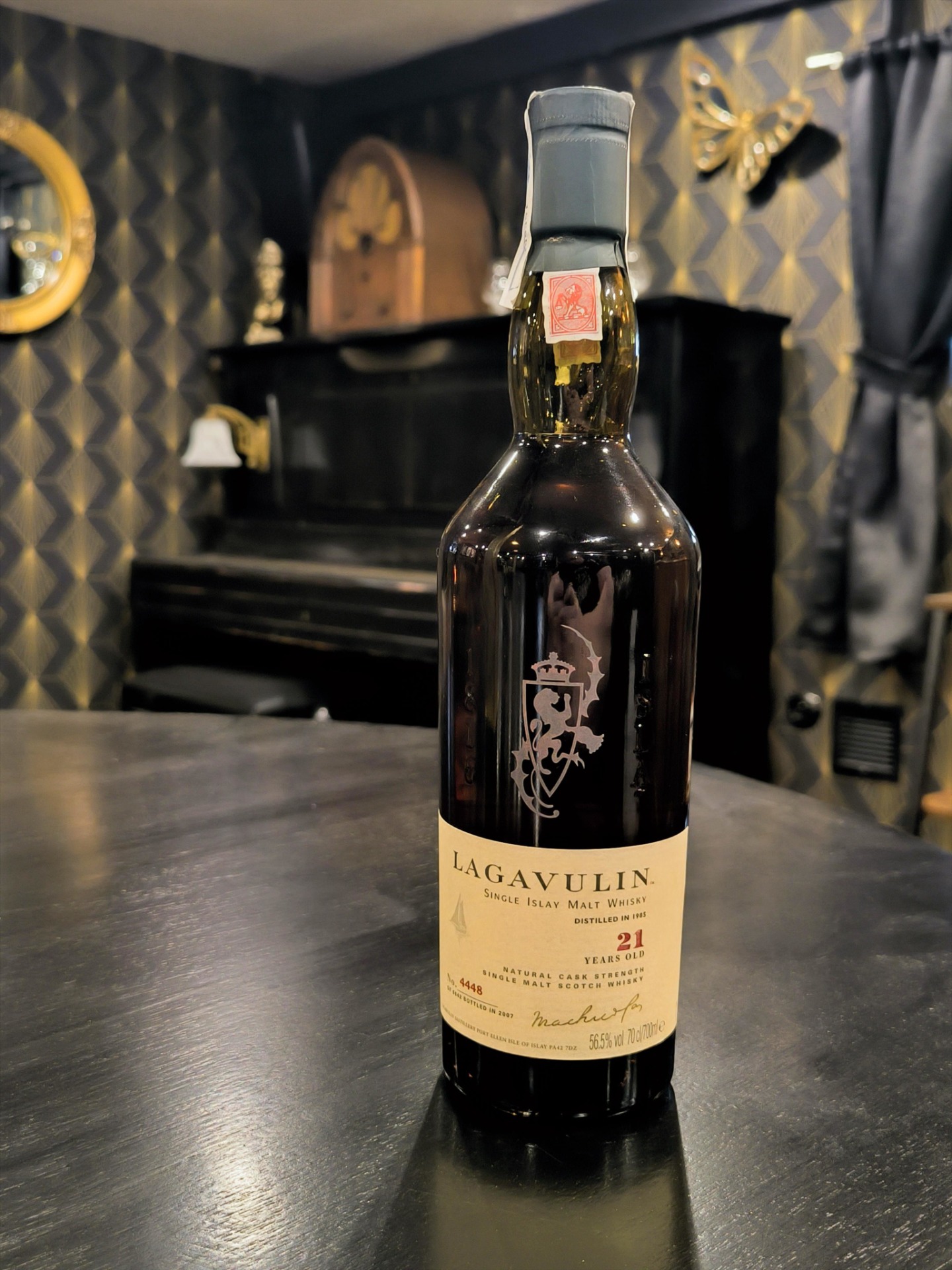 Destilováno 1985. Sudy 4448/6642. Vzácnost: Láhev č. 4448 z 6642 kusů. Obsah alkoholu: 56,5 % (Natural Cask Strength).